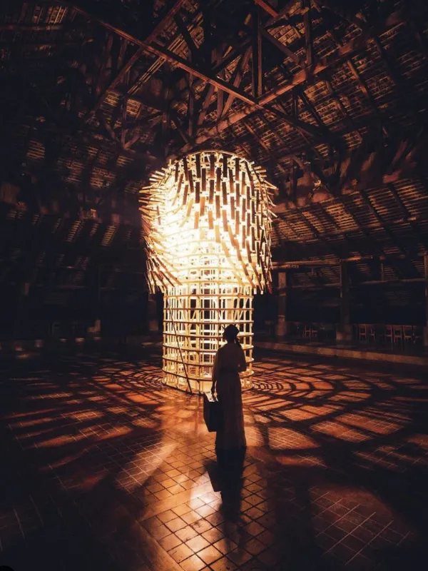 Visitantes fotografam arte única e cores criativas