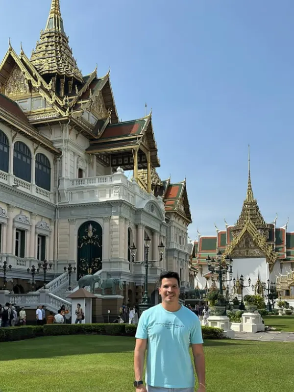 Turista admira o brilho do Grande Palácio tailandês