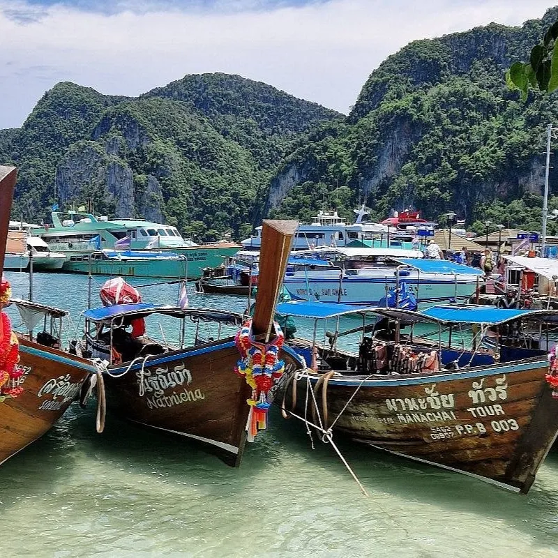 Turistas pegam balsa e barco até Phi Phi Lee