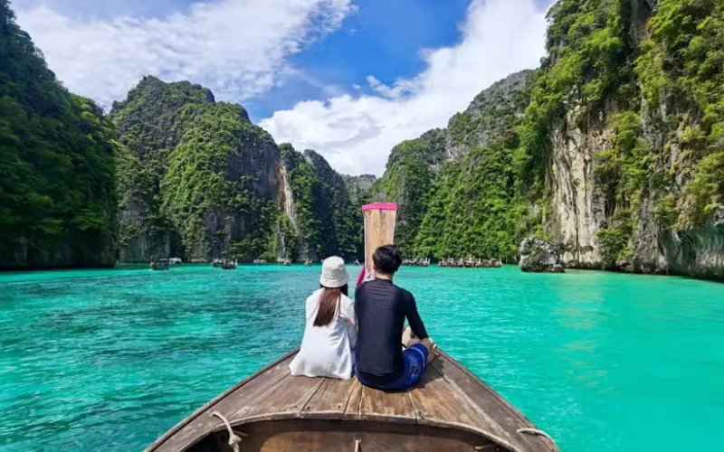 Viajantes alugam barco privado até Phi Phi Leh