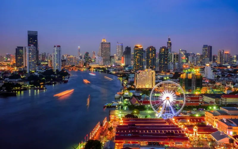Vida noturna de Bangkok agrada casais e famílias