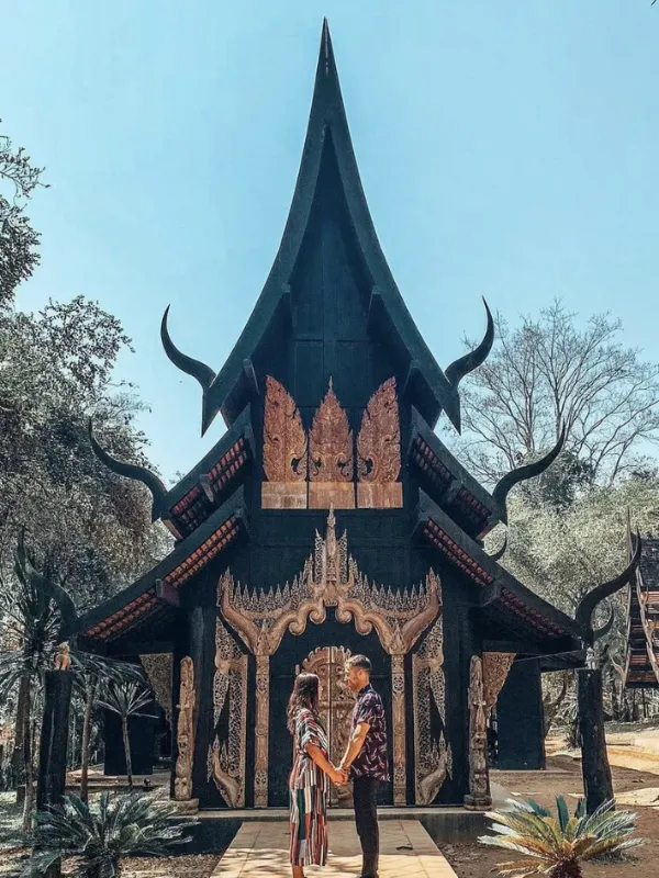 Visitantes exploram e vivenciam o espaço Dark Lanna