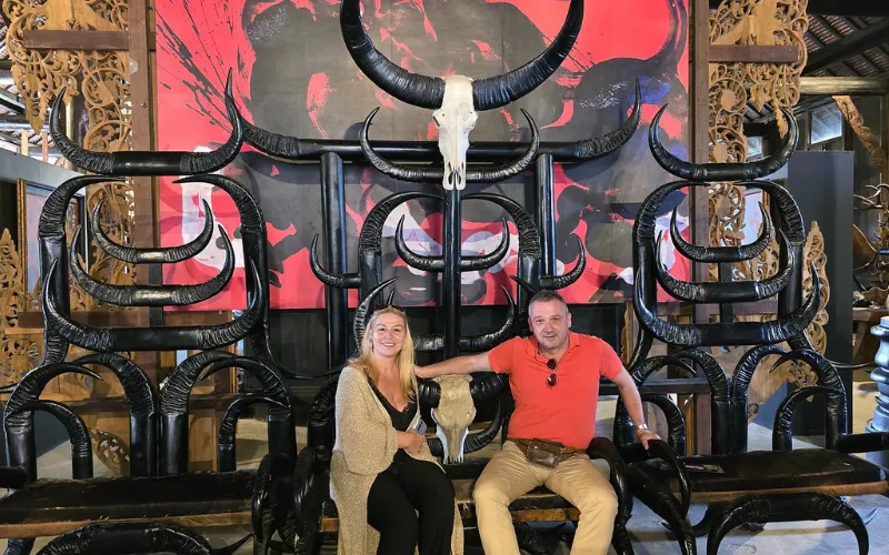 Visitantes exploram a arte única da Represa Baan