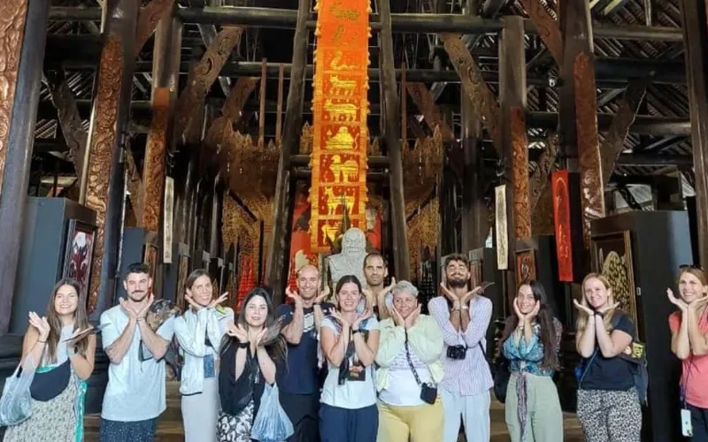 Visitantes devem vestir-se com elegância e discrição no espaço sagrado