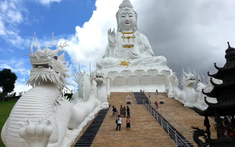 Wat Huay Pla Kang transmite paz e beleza