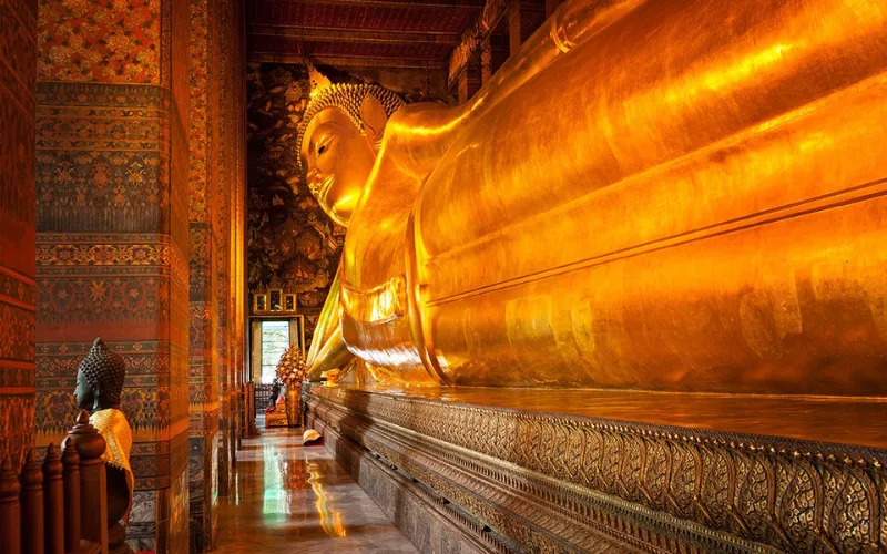 A estátua dourada do Wat Pho é inesquecível