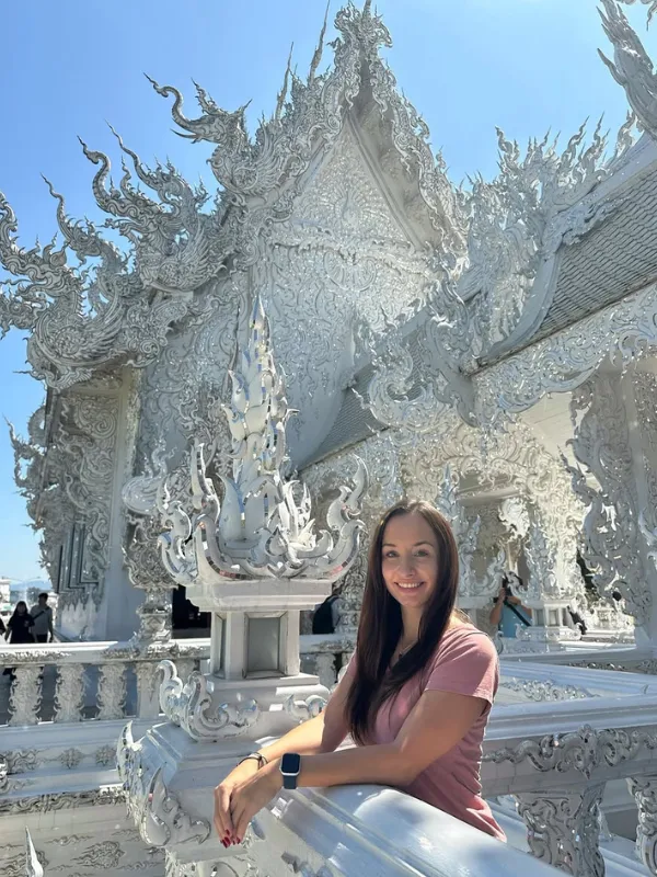 Wat Rong Khun brilha magnificamente ao sol