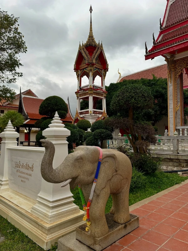Estátua de elefante traz sorte ao entrar no Viharn