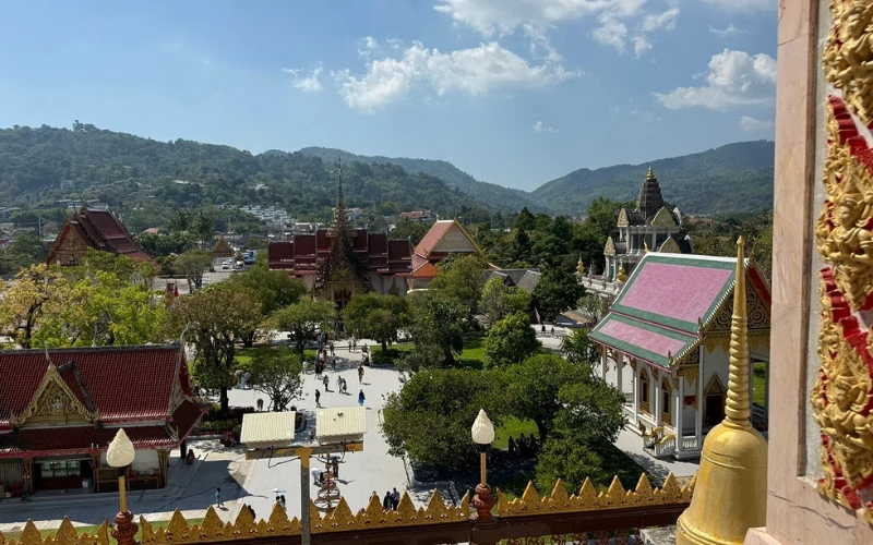 Veja o horizonte do topo do Phra Mahathat Chedi