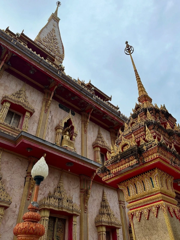 Phra Chedi tem três andares com entalhes belíssimos