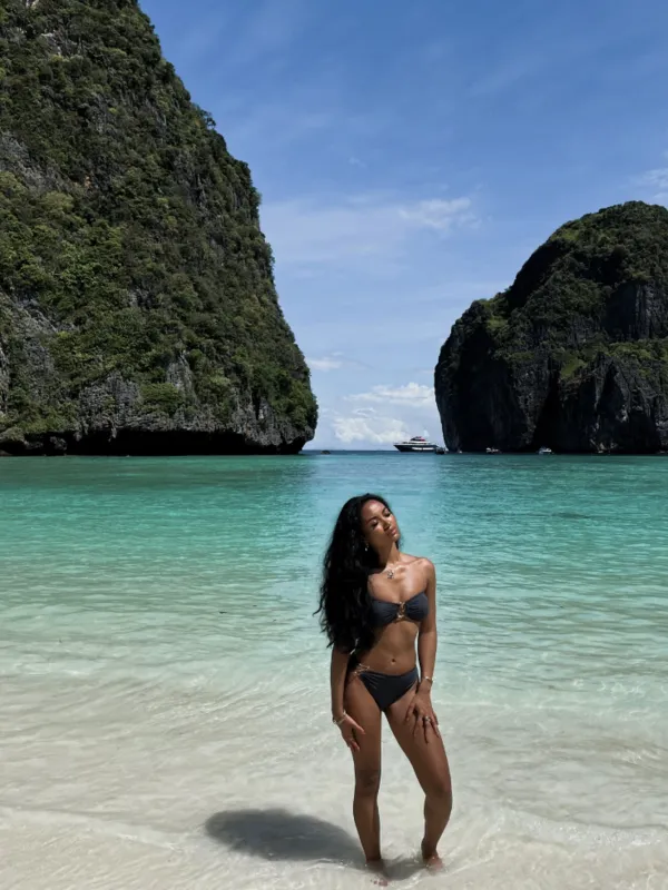 Água cristalina de Koh Phi Phi encanta sem palavras