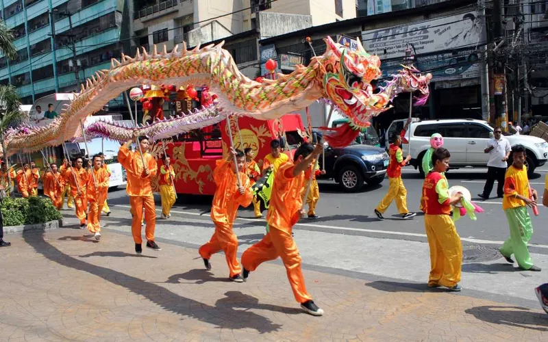 Cruzeiro noturno no Chao Phraya oferece jantar e música