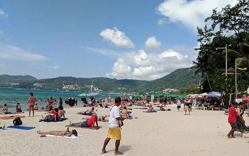 Areia extensa convida para banho de sol e mar