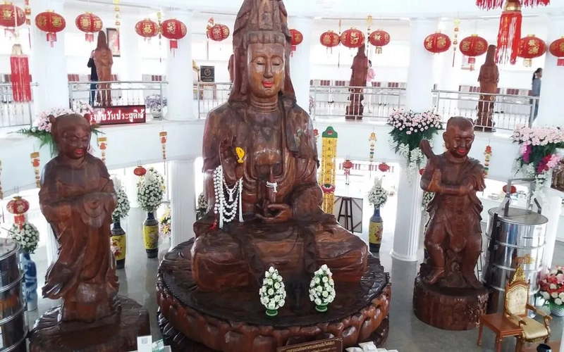 Aroma de sândalo envolve Buda e divindades chinesas