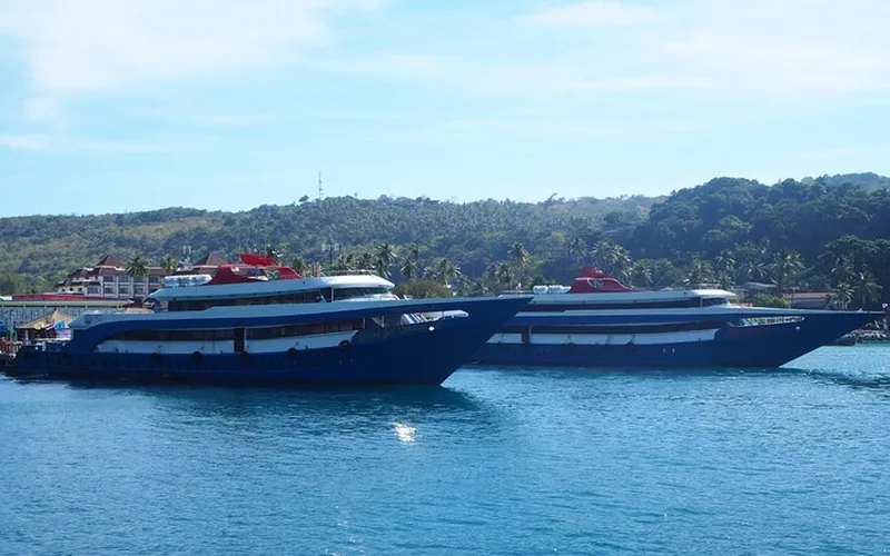 Balsas de Klong Jilad ligam Krabi a Koh Phi Phi