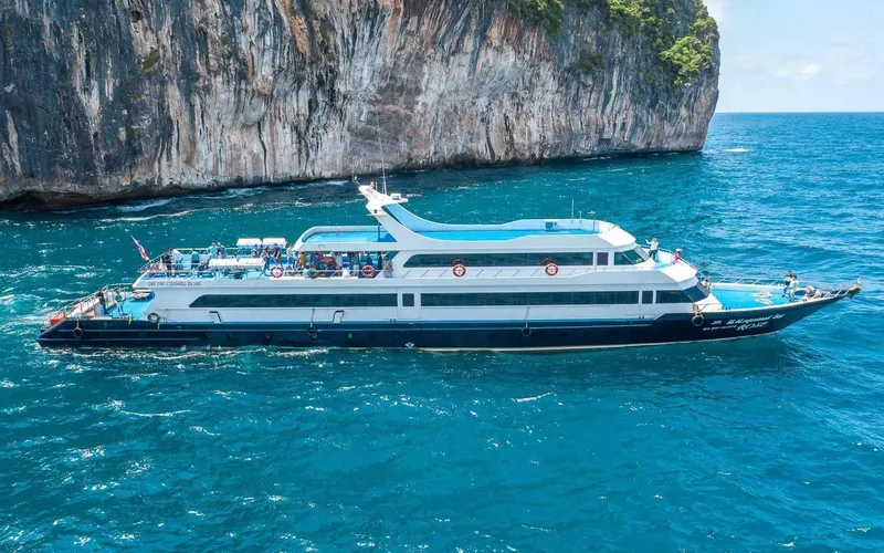 Balsas do sul levam turistas até Koh Phi Phi