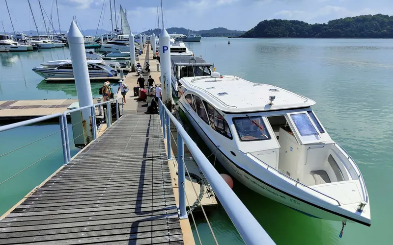 Barcos do SAii levam hóspedes da marina a Phi Phi