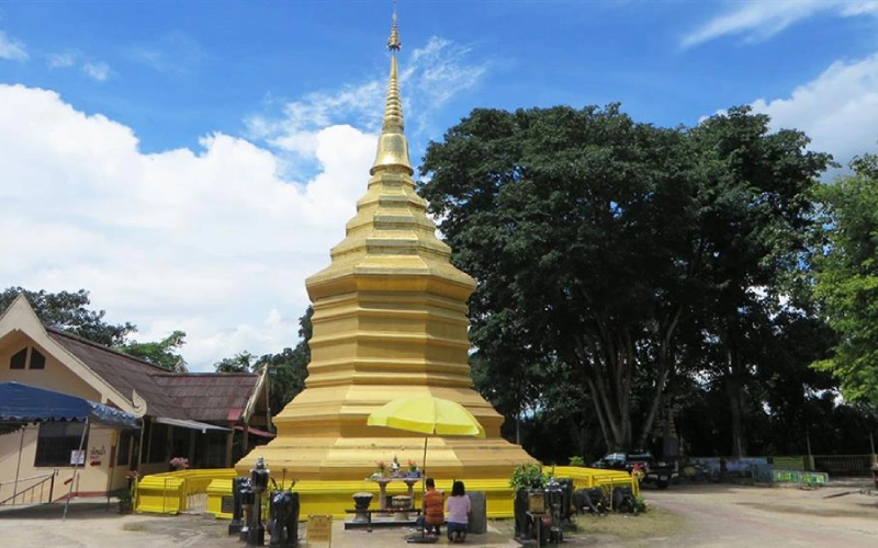 Chedi brilha suavemente ao entardecer