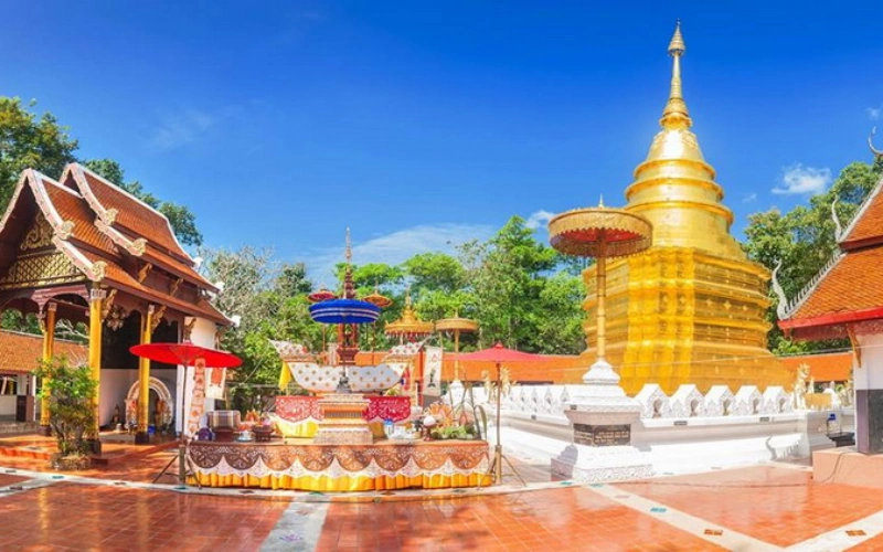 Chedi dourado brilha com reverência sagrada