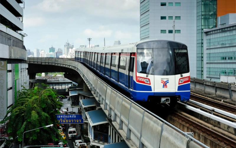 Chegue ao templo com BTS e barco no rio