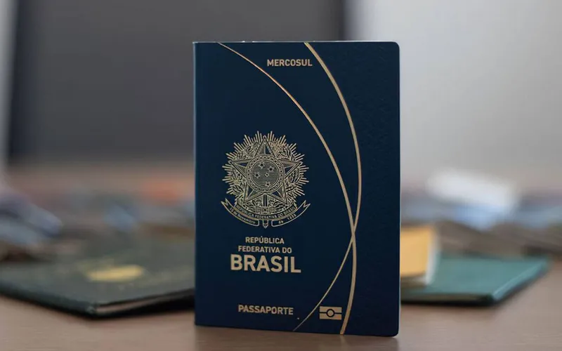 Confirme que passaporte tem 2 páginas livres para cada país