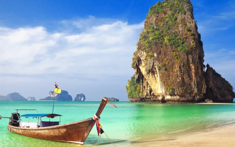 Viajantes partem de Phuket rumo às falésias de Phi Phi