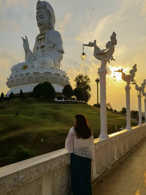 Entardecer cria silhueta dourada de Guan Yin ao sol