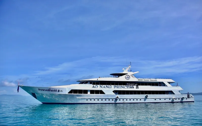 Ferries de Krabi levam turistas até Koh Phi Phi