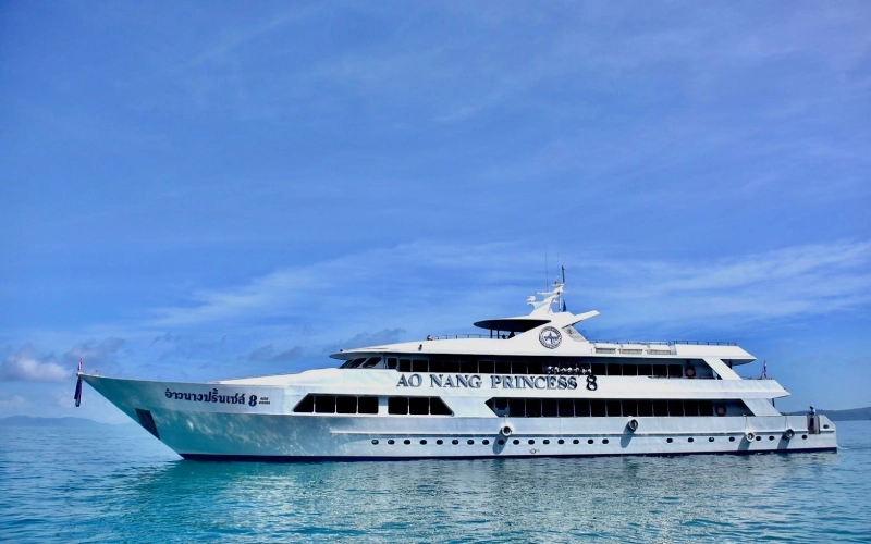 Ferries de Krabi levam turistas até Koh Phi Phi