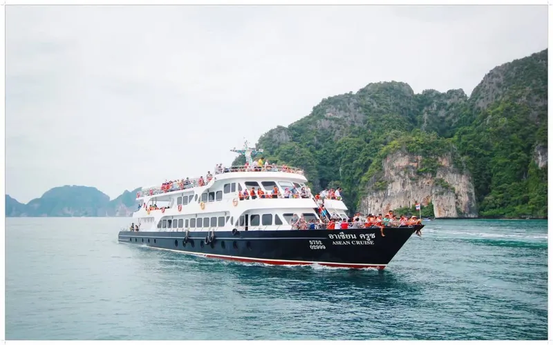 Ferry leva turistas ao paraíso tropical de Phi Phi