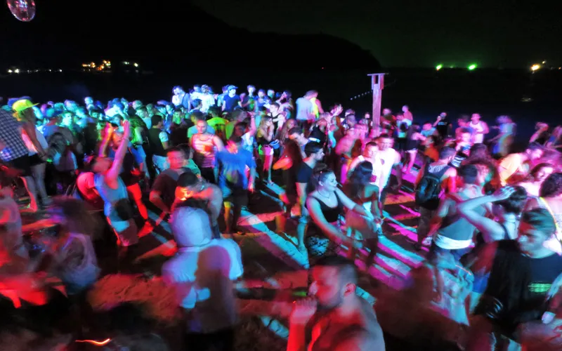 Festas nas praias são animadas exija atenção redobrada