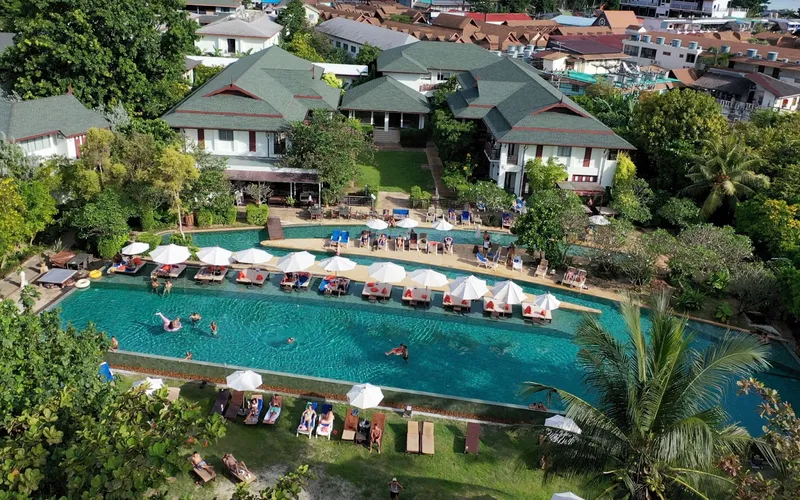 Hotéis se destacam pelo conforto e piscinas amplas externas