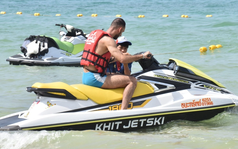 Jet ski é imperdível na praia de Patong