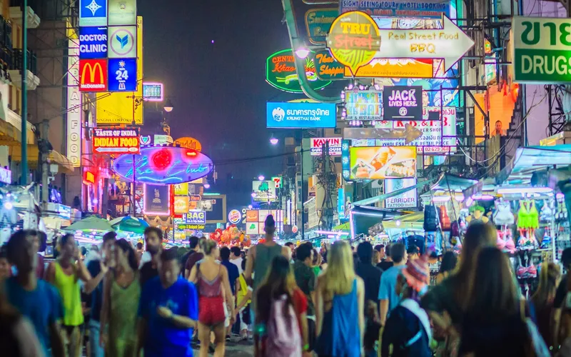 Khao San Road vibra com luzes neon e música ao vivo