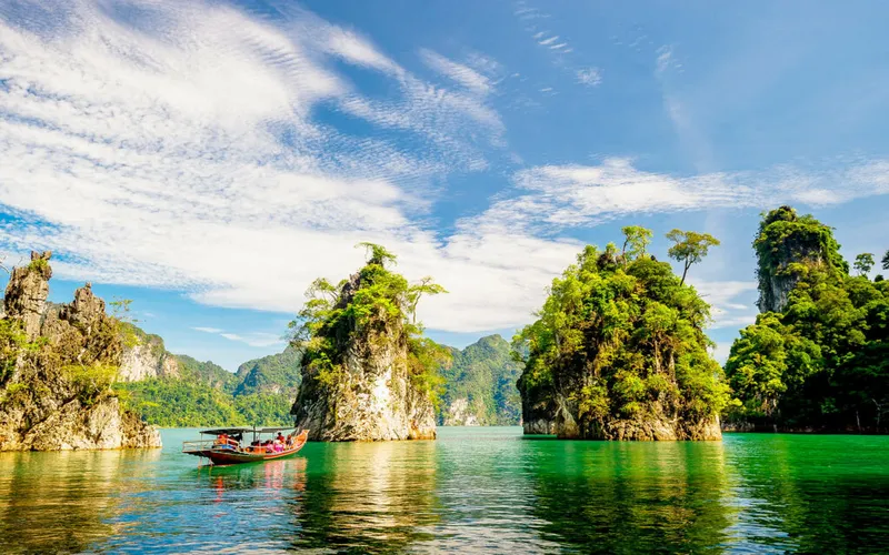 Khao Sok oferece paz entre florestas e lagos esmeralda