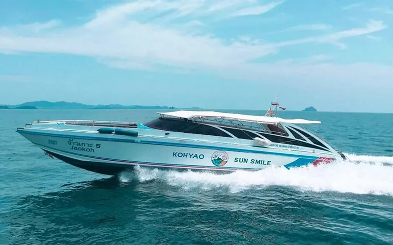 Lanchas ligam Ao Nang a Phi Phi com velocidade e estilo