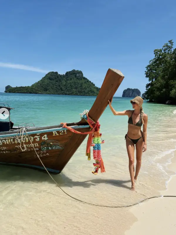 Registre fotos com longtails nas águas azul-turquesa