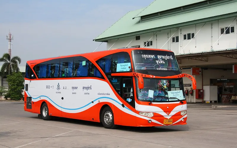 Ônibus chegam a Krabi por rotas cênicas do sul