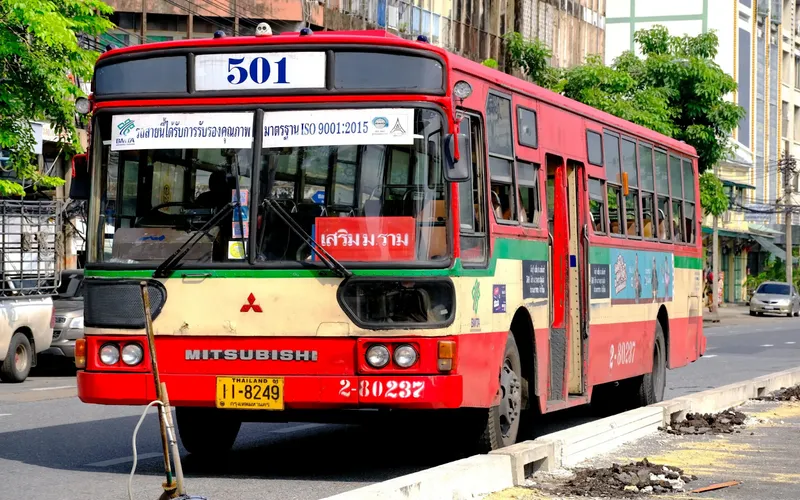 Ônibus saem de Bangkok rumo a Phuket via sul vibrante