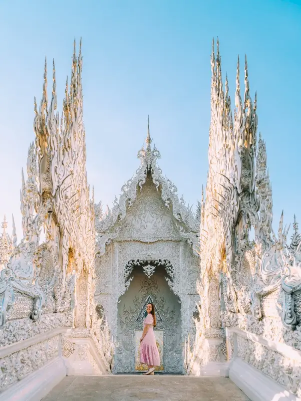 Os visitantes costumam combinar o Wat Rong Khun e o Triângulo Dourado em viagens a partir de Chiang Mai