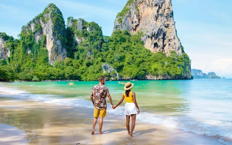 Os visitantes podem relaxar em praias famosas como a praia de Ao Nang