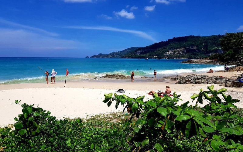 Patong atrai jovens e grupos em busca de festa