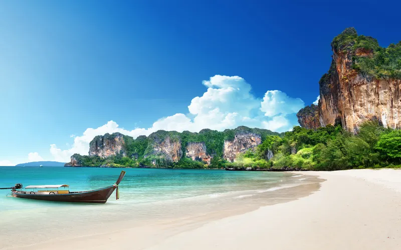 Phuket e Krabi encantam com águas azuis e praias ao sol