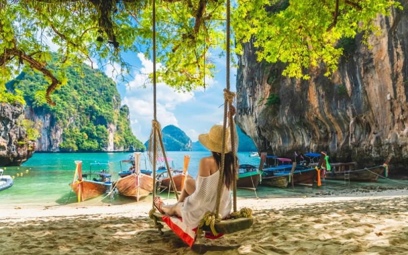 Phuket atrai com praias e noites agitadas