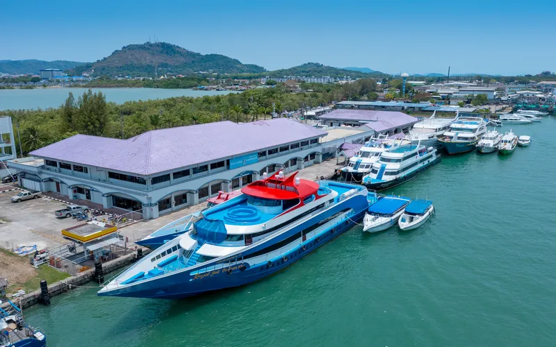 Royal Phuket Marina leva turistas com elegância a Phi Phi