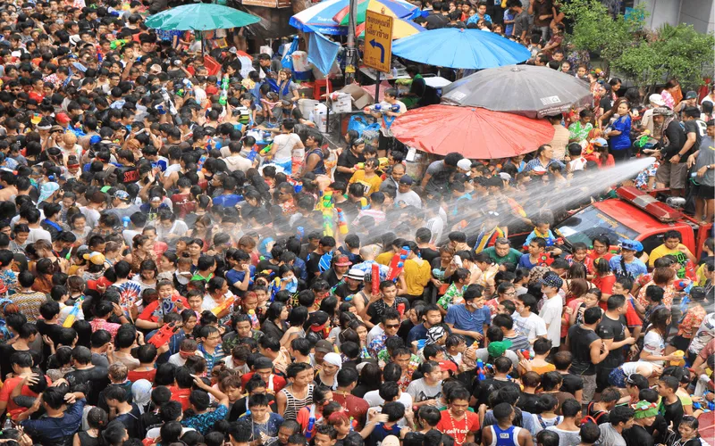 Songkran em Bangkok une tradição e festas animadas