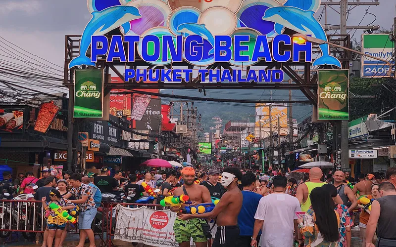 Songkran em Patong mistura praia e festa com muita água
