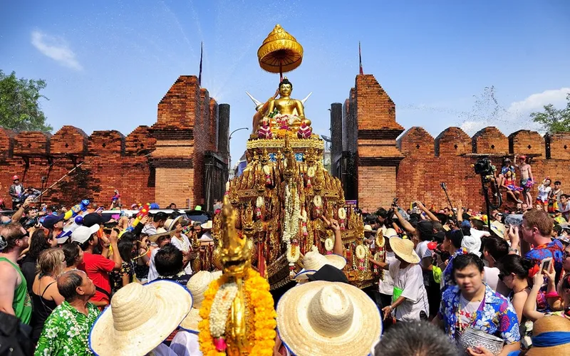 Songkran no Portão Tha Phae enche Chiang Mai de alegria