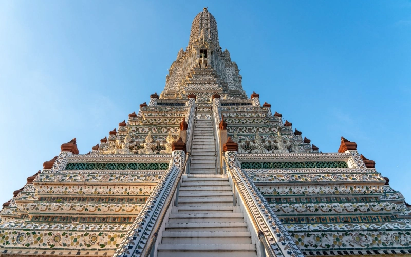 Torre central brilha no coração de Bangkok