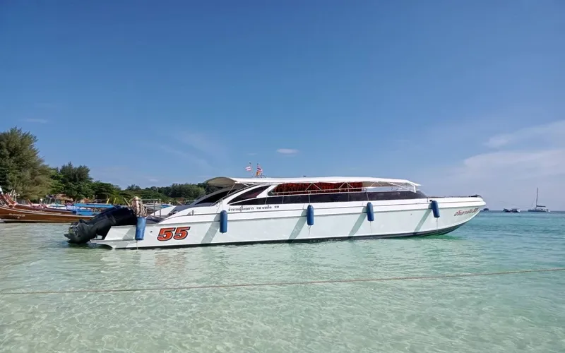 Traslado une van e ferry de Phuket a Phi Phi